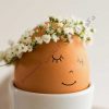 تخم مرغ زیبای دیزاین شده در جام سفید
